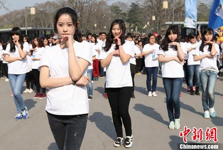 江苏无锡地产大闸蟹陆续爬上餐桌